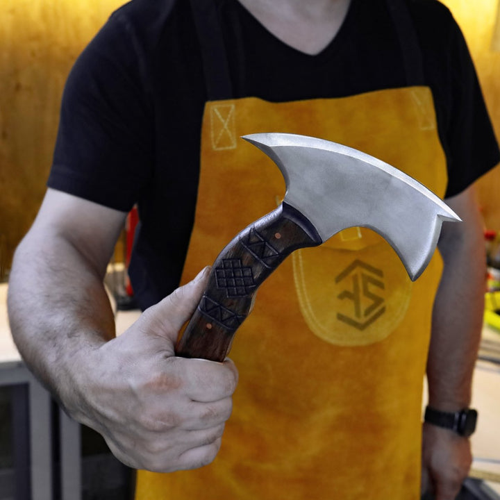 Compact tomahawk "Tahu" with wooden handle