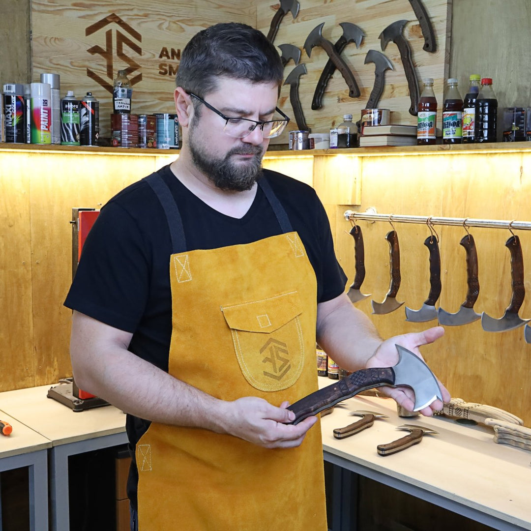 Compact tomahawk "Tahu" with wooden handle