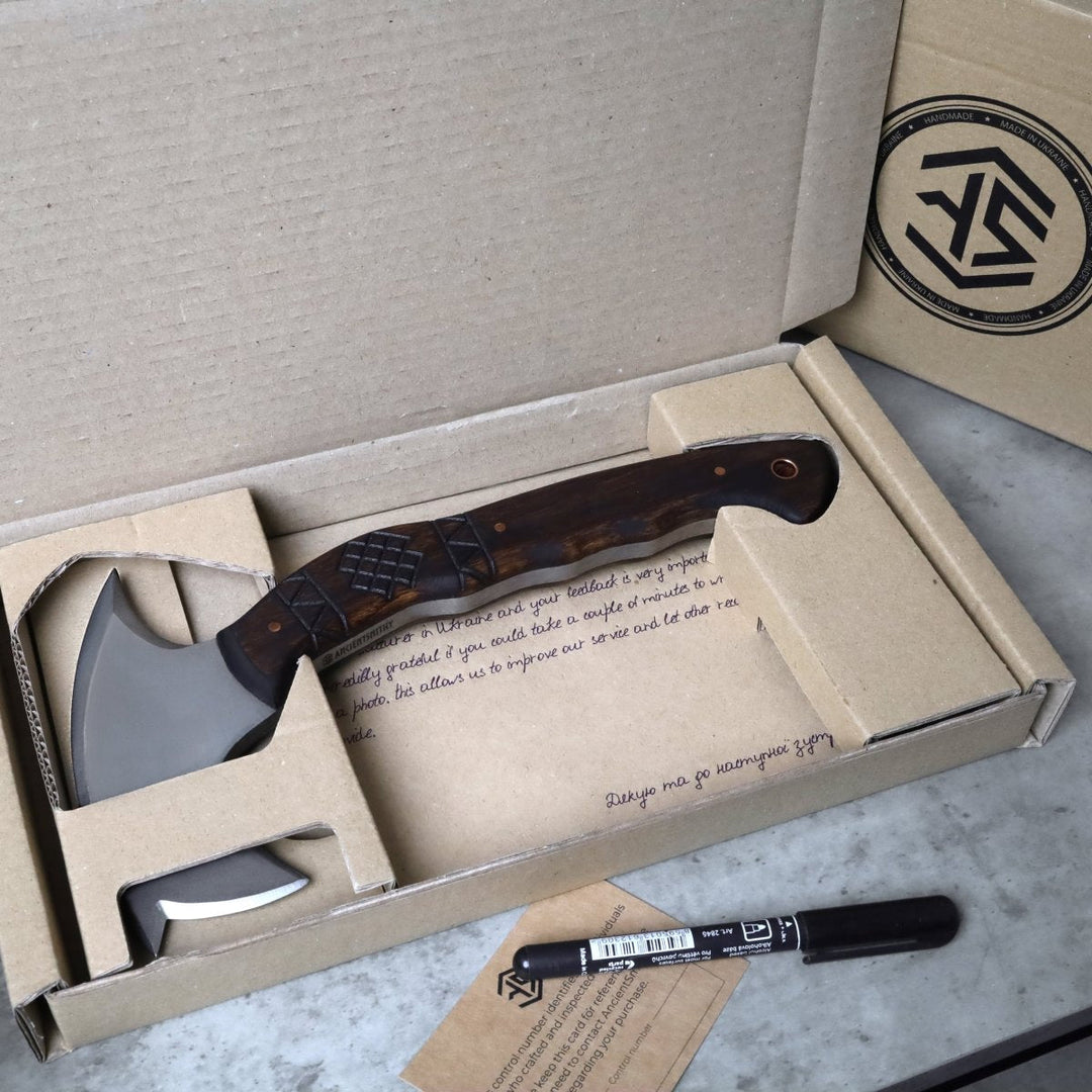 Compact tomahawk "Tahu" with wooden handle